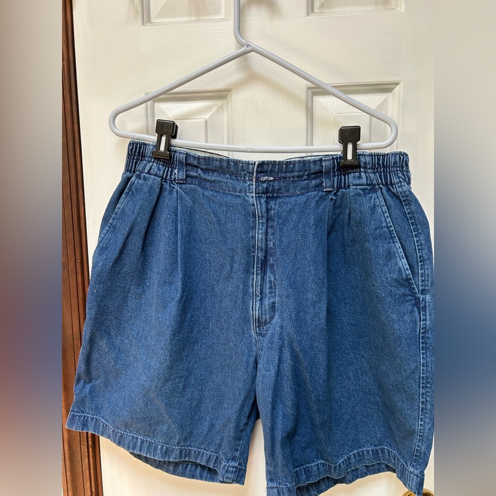 Men's Denim VanHeusen 38s Shorts. Elastic waist, Belt loops. 2front, 2 back pkts